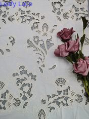 Le coton 100% a brodé le laser de tissu d'oeillet a coupé la correction de la broderie 3D par feuillu
