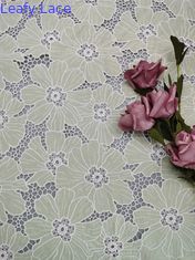 Tissu brodé floral feuillu d'oeillet de coton en ivoire par la cour