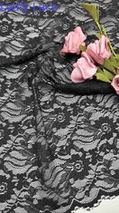 Tissu de dentelle en noir, élégante, avec des motifs floraux et des bords en écharpe.
