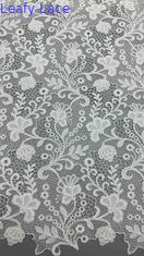 Tissu de broderie chimique de largeur complète à motifs floraux blancs textures câblées pour vêtements de mode pour femmes