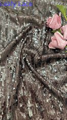 Pour les femmes, le costume textile de luxe