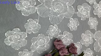 Tissu de dentelle brodée de style vintage 3D Floral Tulle blanc dentelle pour les projets de mariage de mariée