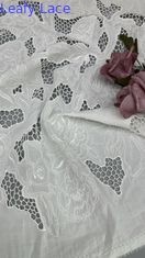 Tissu de dentelle brodé en blanc creux pour robe de mariée