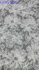 Tissu de dentelle florale blanche pour robes en treillis de terre de broderie complexe avec un caractère subtil