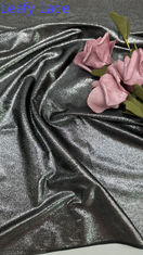 Tissu en dentelle argentée brodée de sequins et de feuilles pour robes : audacieux et luxueux, pour des robes de soirée spectaculaires et accrocheuses
