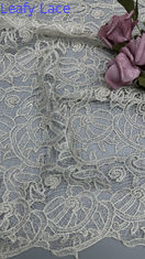 100% polyester Tissu en dentelle française Chantilly pour vêtements Robes creuses de couleur blanche Robes de mariée