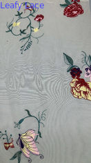 Dentelle brodée sur résille chair, tissu romantique et délicat, parfait pour les robes de gala printanières