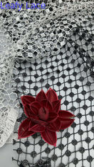 Des feuilles noires et blanches à carreaux, des séquins creux, des étoffes détaillées pour les robes de cérémonie.