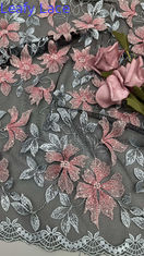 Dentelle brodée avec détails floraux, tissu profondément texturé pour des robes de soirée haute couture dramatiques