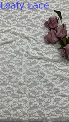 La dentelle brodée de couleur blanche pour les motifs floraux élégants 100% polyester pour les robes royales et romantiques