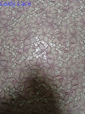 Le laser floral rose a coupé le tissu de dentelle brodé par 125CM pour le vêtement des femmes