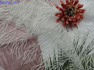 La broderie a attaché le tissu l'épousant blanc de dentelle de tissu de dentelle
