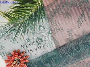 Le vert Chantilly français floral de cil a cranté le tissu de dentelle de bord