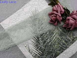 Le tissu de dentelle attaché par polyester 100% a adapté le tissu aux besoins du client brodé de couleur