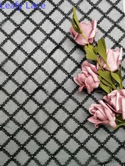 Geo blanc a perlé le tissu de broderie