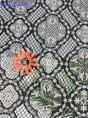 La broderie soluble dans l'eau a coloré le tissu chimique floral de dentelle