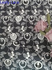 La voile 100% de coton brodée fournissent des oeillets le tissu deux - Tone Lace