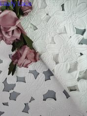 Le laser a coupé le tissu de dentelle le coton blanc que pur a brodé le tissu d'oeillet