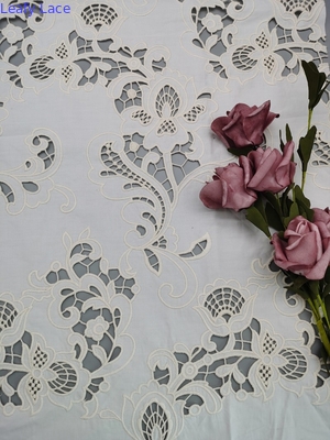 Le coton 100% a brodé le laser de tissu d'oeillet a coupé la correction de la broderie 3D par feuillu