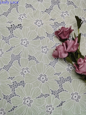 Tissu brodé floral feuillu d'oeillet de coton en ivoire par la cour