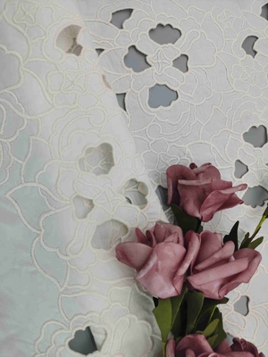 le laser 100% de tissu de broderie de laser de coton de largeur de 129cm a coupé la frontière