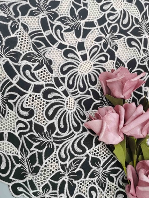 Le modèle floral de laser a brodé le tissu de dentelle dans deux le ton blanc noir 114cm