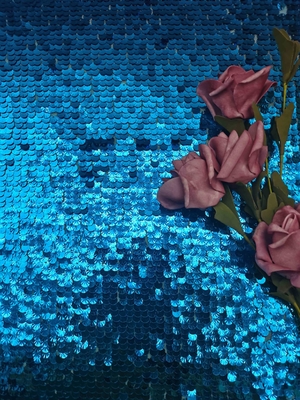 51" tissu bleu lumineux de Shell Shape Sequin Embroidery Mesh pour la partie