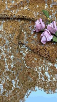 Couleur brune chenille fil florale bordé de dentelle tissu par la cour robe pour les femmes robe
