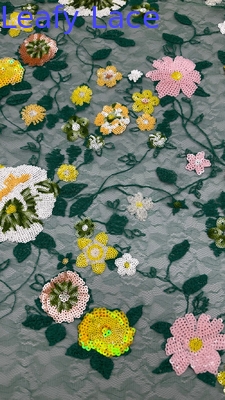 Tissu brodé pour une robe de bricolage