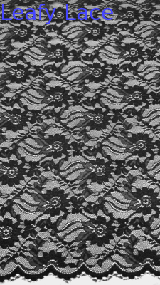 Tissu de dentelle en noir, élégante, avec des motifs floraux et des bords en écharpe.