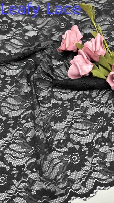 Tissu de dentelle en noir, élégante, avec des motifs floraux et des bords en écharpe.