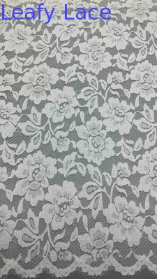Tissu de dentelle en blanc, décoré de motifs floraux délicats et de bords en écharpe luxueusement