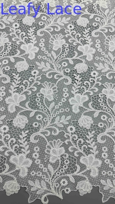 Tissu de broderie chimique de largeur complète à motifs floraux blancs textures câblées pour vêtements de mode pour femmes