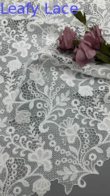 Tissu de broderie chimique de largeur complète à motifs floraux blancs textures câblées pour vêtements de mode pour femmes