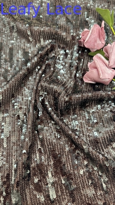 Pour les femmes, le costume textile de luxe