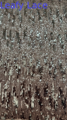 Pour les femmes, le costume textile de luxe