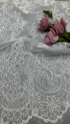 Tissu de dentelle de luxe français de Chantilly Tissu durable et élégant Fête de mariage Occasions Tissu blanc