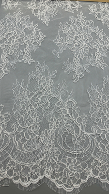 Tissu de dentelle de luxe français de Chantilly Tissu durable et élégant Fête de mariage Occasions Tissu blanc