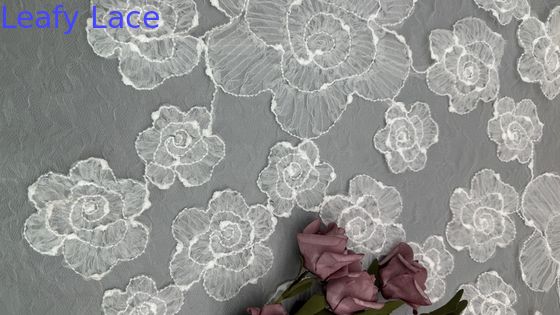 Tissu de dentelle brodée de style vintage 3D Floral Tulle blanc dentelle pour les projets de mariage de mariée