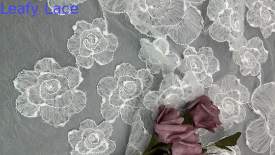 Tissu de dentelle brodée de style vintage 3D Floral Tulle blanc dentelle pour les projets de mariage de mariée