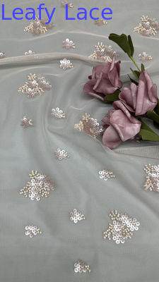 Des lunettes de luxe, des perles, du tissu brodé, du tissu de dentelle, une nouvelle arrivée pour l'occasion de couture.