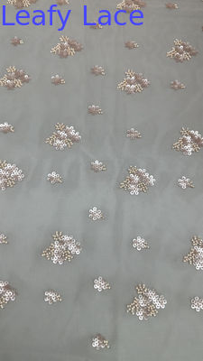 Des lunettes de luxe, des perles, du tissu brodé, du tissu de dentelle, une nouvelle arrivée pour l'occasion de couture.