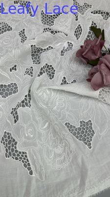 Tissu de dentelle brodé en blanc creux pour robe de mariée