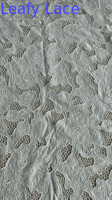 Tissu de dentelle brodé en blanc creux pour robe de mariée