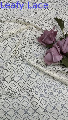 Tissu brodé en coton ajouré de luxe pour les nouvelles collections de robes