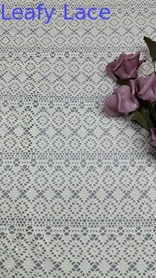 Tissu brodé en coton ajouré de luxe pour les nouvelles collections de robes