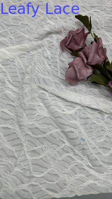 Tissu en maille en dentelle en grille blanche tricotée creuse luxueuse pour les robes de fête d'été