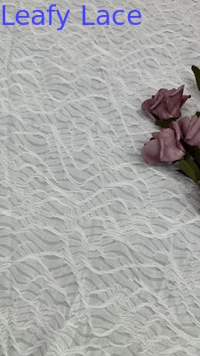 Tissu en maille en dentelle en grille blanche tricotée creuse luxueuse pour les robes de fête d'été