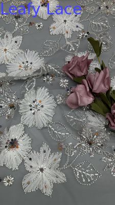 Faisceau de feuilles au sol brodé en tissu de paille florale pour l'occasion de la culture orientale