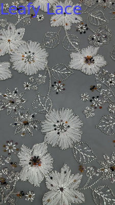 Faisceau de feuilles au sol brodé en tissu de paille florale pour l'occasion de la culture orientale